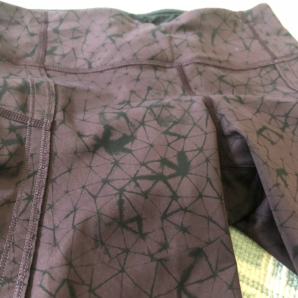 Lululemon Maroon and Black Triangle Capris (4)